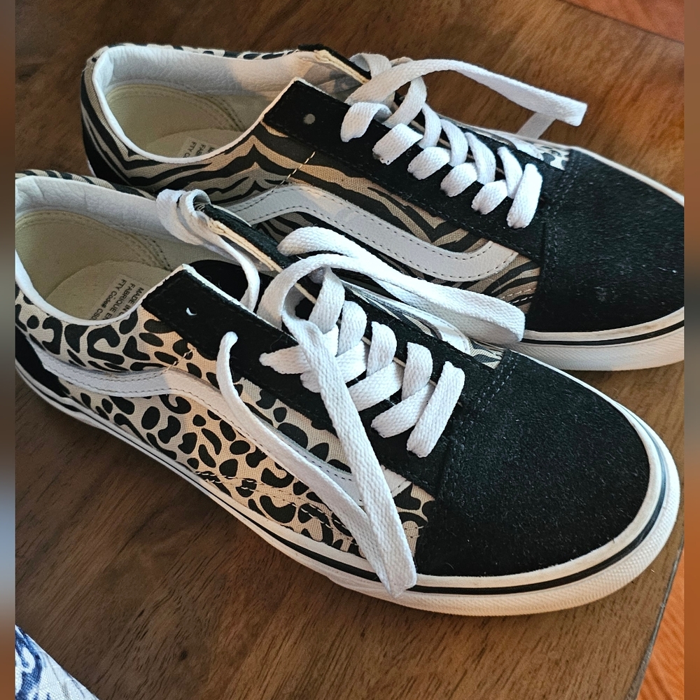 Vans Off the Wall size 7 US women's leopard print shoes